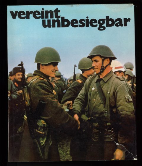 Vereint unbesiegbar. Der Bild-Text-Band enthält 412 Fotodokumente. Hrsg. vom Armeemuseum der DDR